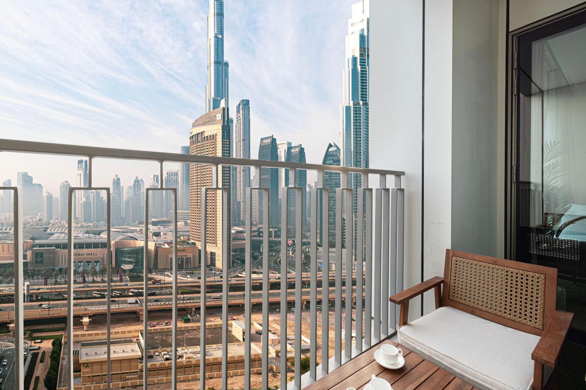 Apartment Fresh New 2 Bedroom! Amazing Burj Khalifa View! 5-star Pool & Gym Access!